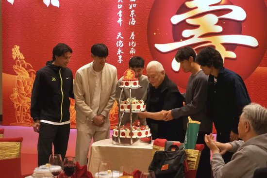 所以官方成立了公司内部的义务工作的团体。展示图片