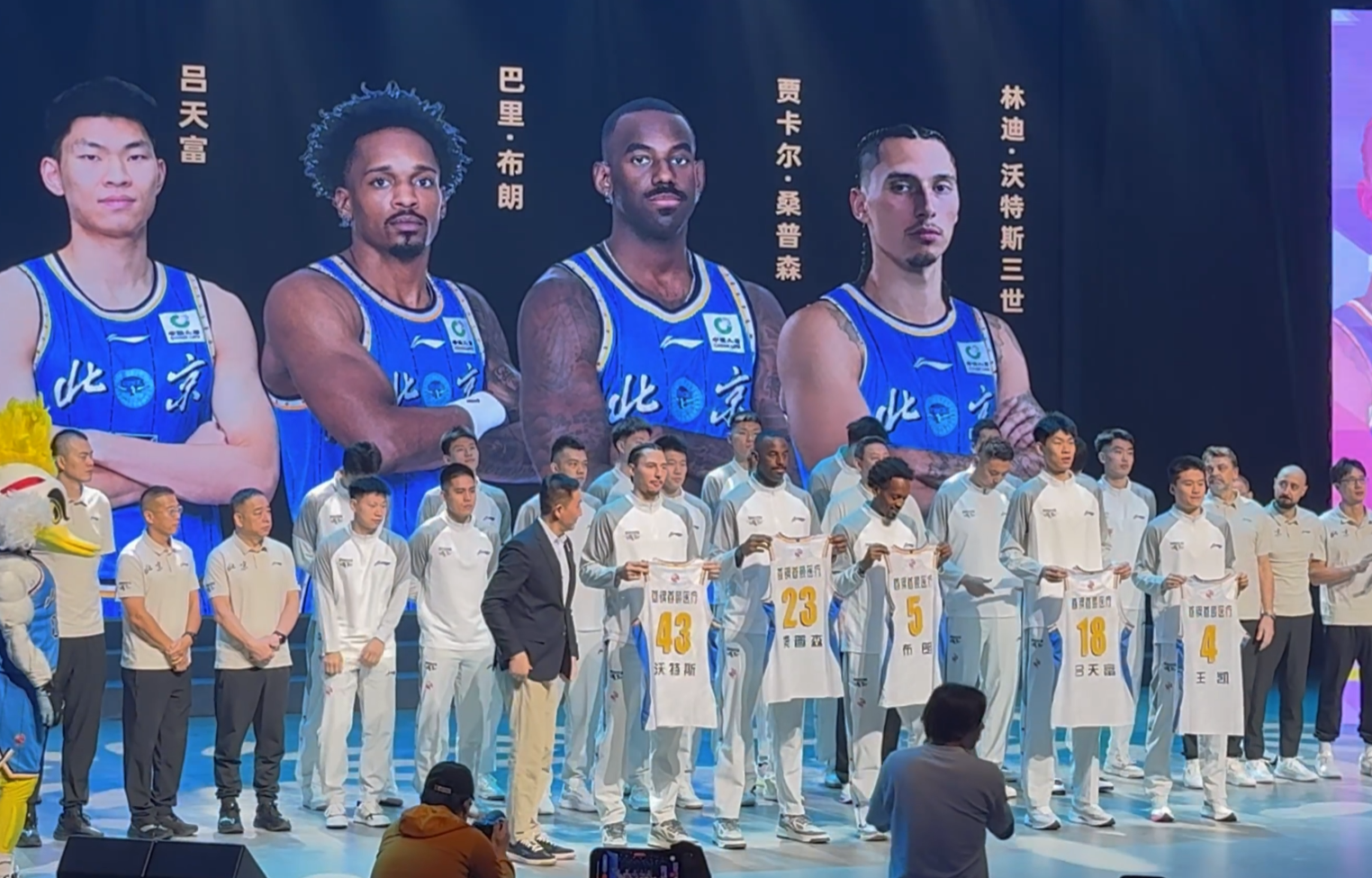 所以官方成立了公司内部的义务工作的团体。介绍图片